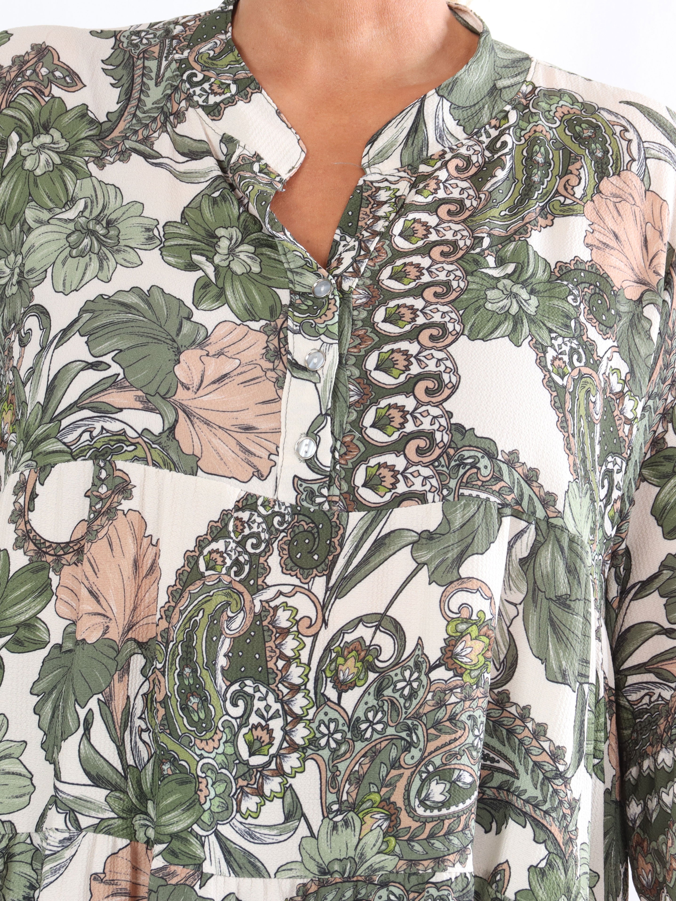 Mie - Plus size klänning i mönster med knappar på bröstet